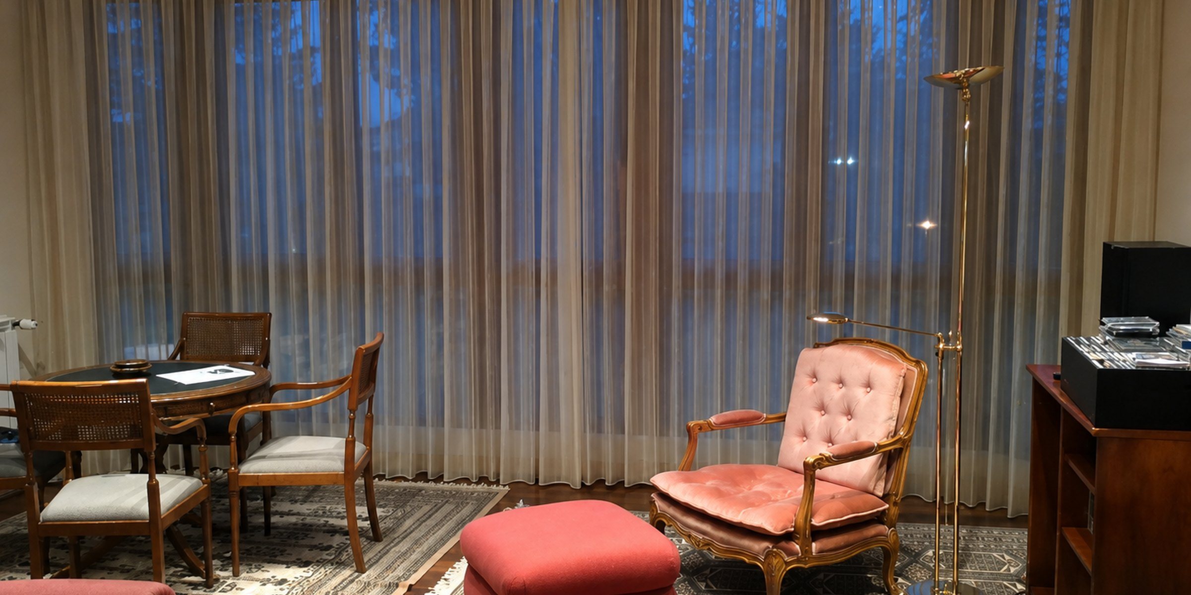Salón con visillos a medida en un mirador