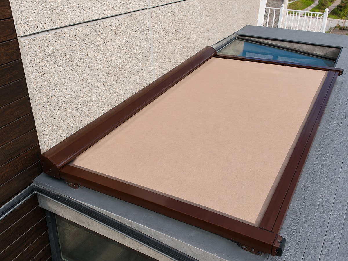Toldo motorizado instalado sobre un lucernario