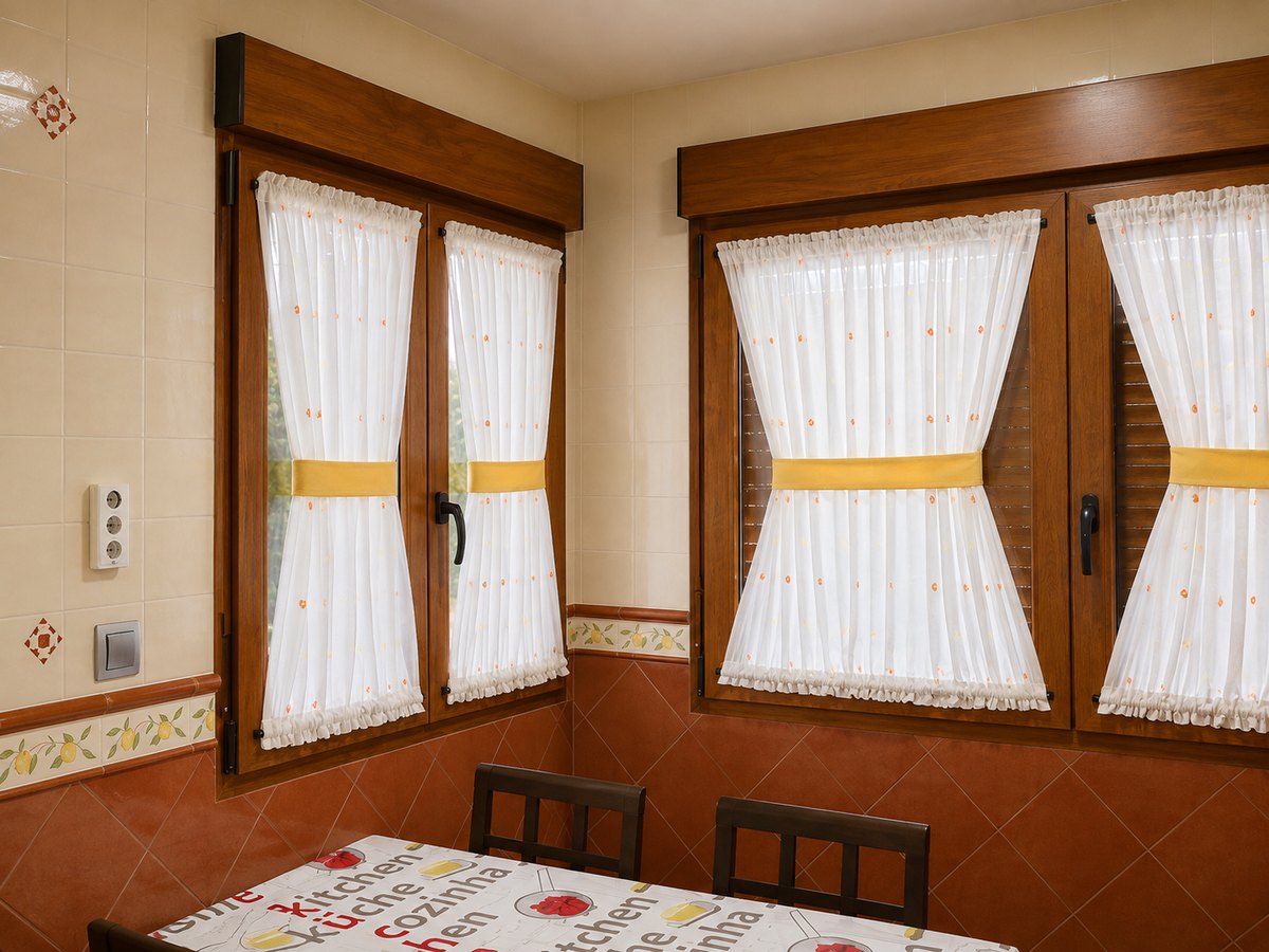 Cortinas de cocina a medida con alzapaños en dos ventanas